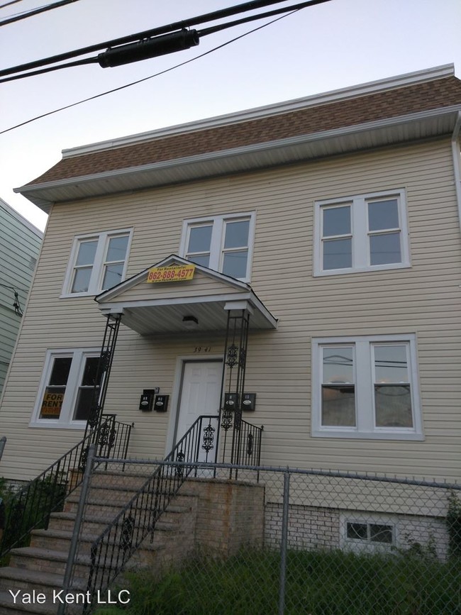 Building Photo - 39 Hanford St