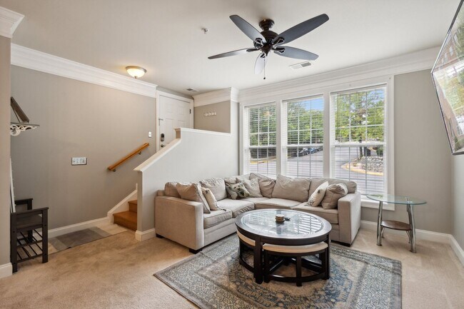 Building Photo - Stunning 2 bed 2.5 bath 2-story condo/townhome