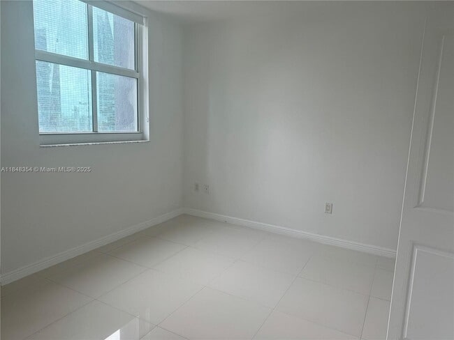 Building Photo - 1155 Brickell Bay Dr