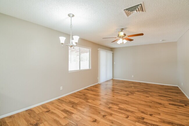 Building Photo - 907 E Hackamore St