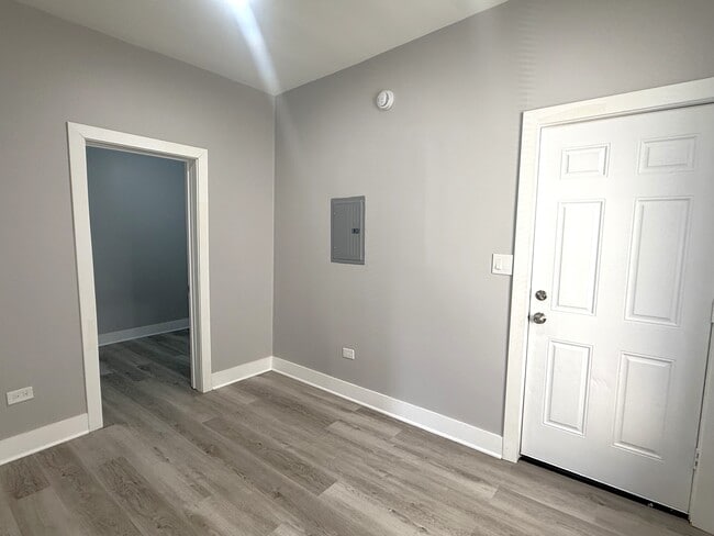 Building Photo - 3575 W Dickens Ave