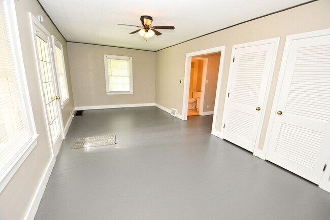 Foto del edificio - 2 bedroom 1 bath home in South Bend IN