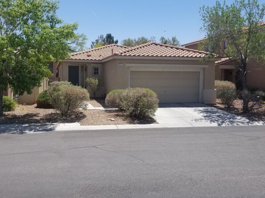 Foto principal - 2 Bedroom Home Located in Summerlin!