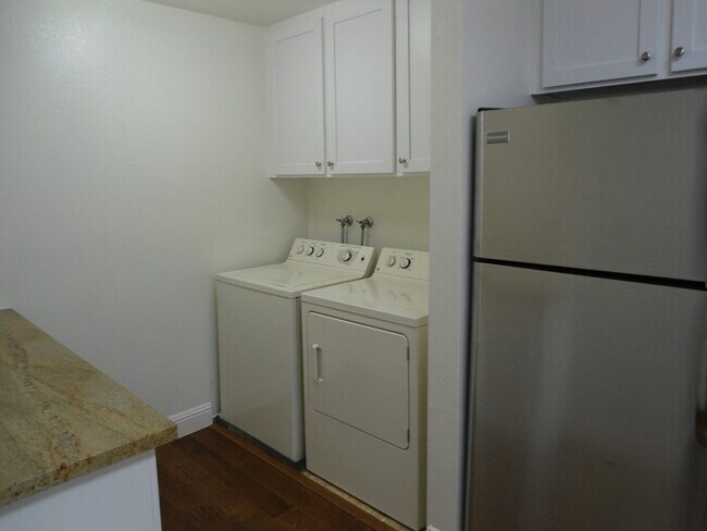 Building Photo - 5055 Valley Crest Dr