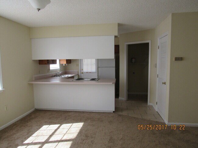 Building Photo - Home In Blue Pool