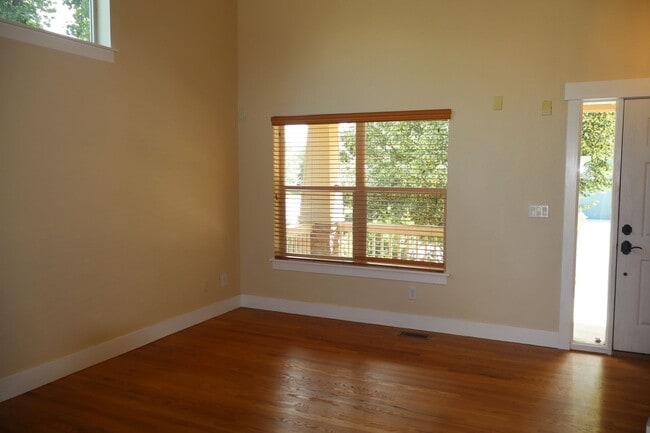 Building Photo - Stunning Modern Five Bedroom Home in Loveland