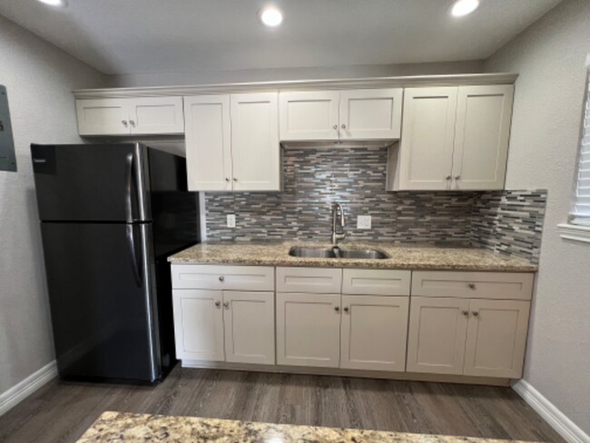 Foto del edificio - 1232 E Live Oak Rd