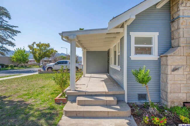 Building Photo - 659 W Wilson Ave