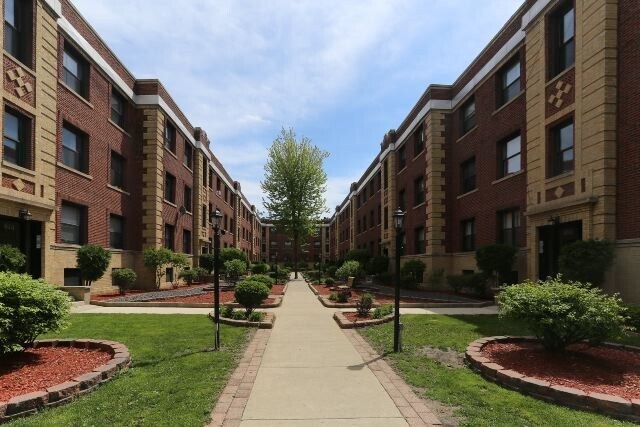 Foto principal - 823 W Waveland Ave
