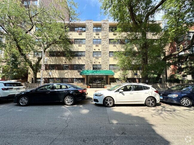 Building Photo - 513 W Briar Pl