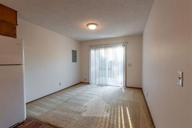 Building Photo - COMING SOON! 2 Bedroom, 2 Bathroom Duplex in SW Springfield