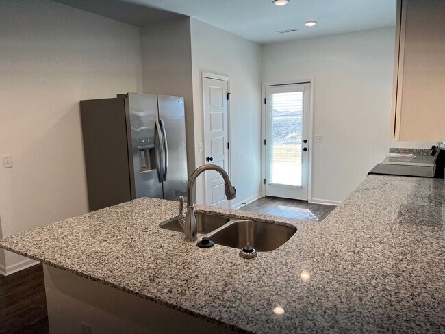 Building Photo - Gorgeous 3 Bedroom Townhome In Oronogo!