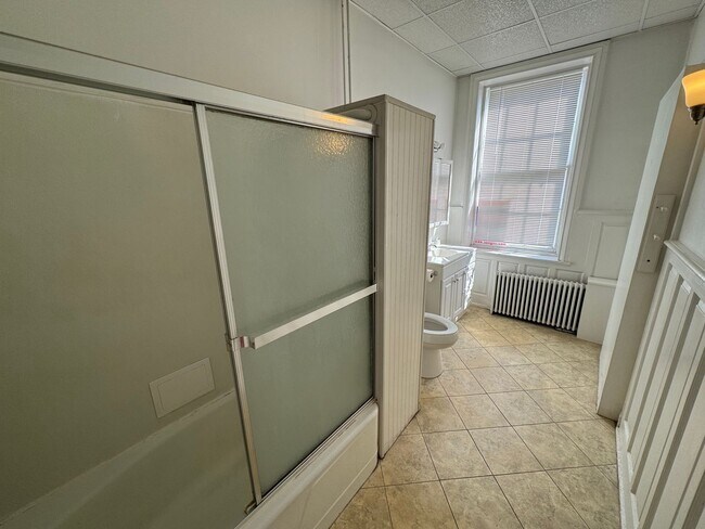 Foto del edificio - Old World Charm Second-Floor Apartment