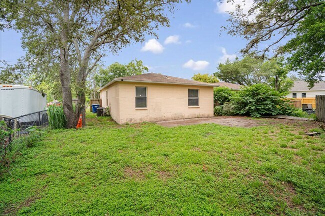 Foto del edificio - Charming 3-Bedroom Home with Spacious Yard...