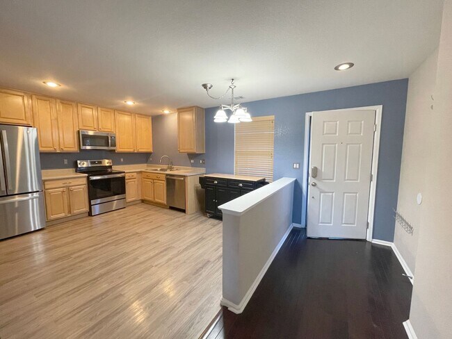 Building Photo - 3 bedroom townhome! Great Erie location!