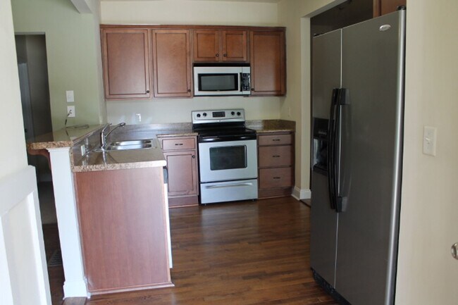 Building Photo - Four Bedroom Near Downtown Athens