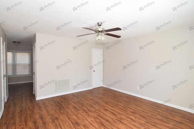 Building Photo - All-Electric 2 Bed/1.5 Bath Townhouse