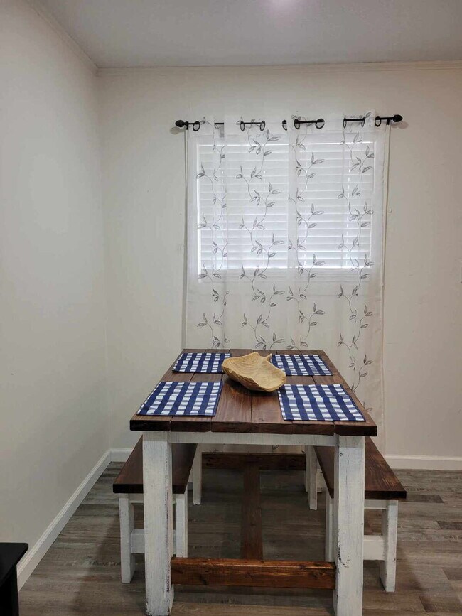 Building Photo - 1 bedroom in a 5 plex in Leakesville