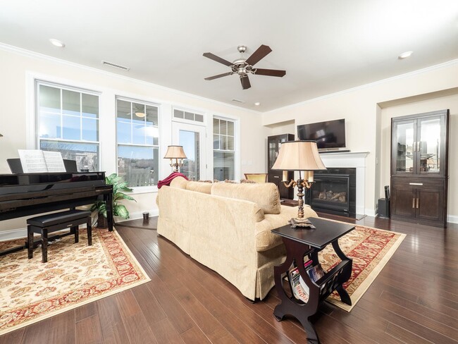 Building Photo - Gorgeous Luxury 3 Bedroom 2.5 Bath Townhom...