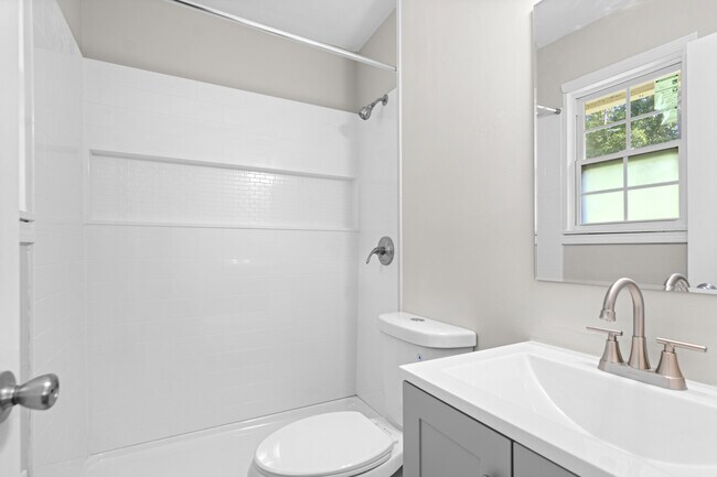 Baño principal - 1380 Plaza Ave SW