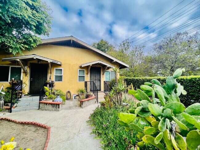 Building Photo - 3000 Glenmanor Pl