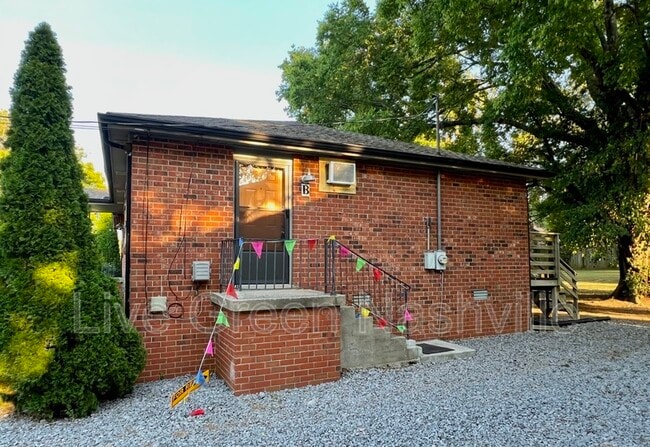 Building Photo - 212 Ewing Dr