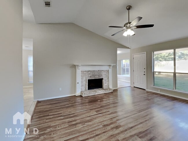 Foto del edificio - 705 Stonebrooke Dr