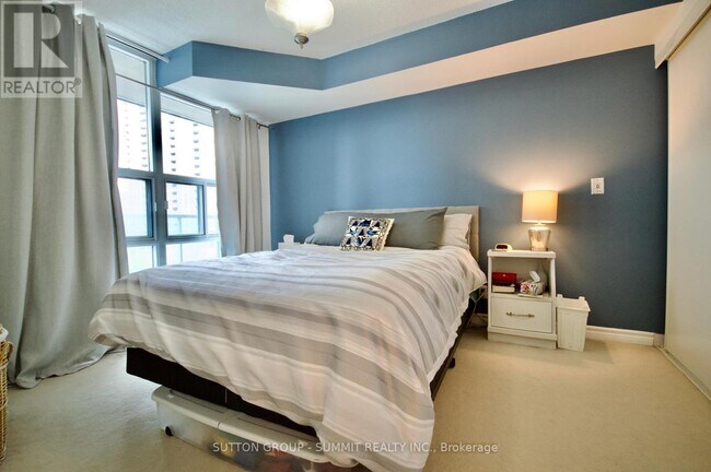Photo du bâtiment - 1 Elm Dr W