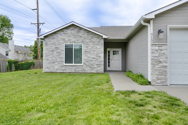 Building Photo - 915 Fairman Dr