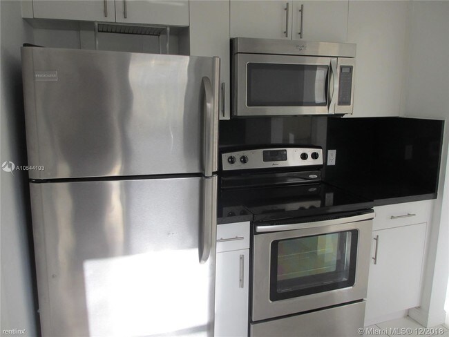 Building Photo - 2 br, 1 bath House - 559 NE 68th St # L