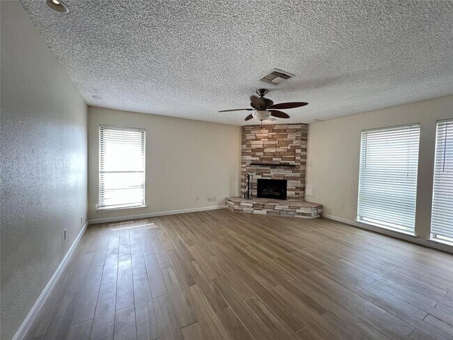 Foto del edificio - 15411 Runswick Dr