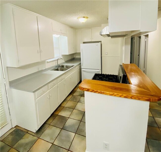 Building Photo - 8207 Red Oak Cir S