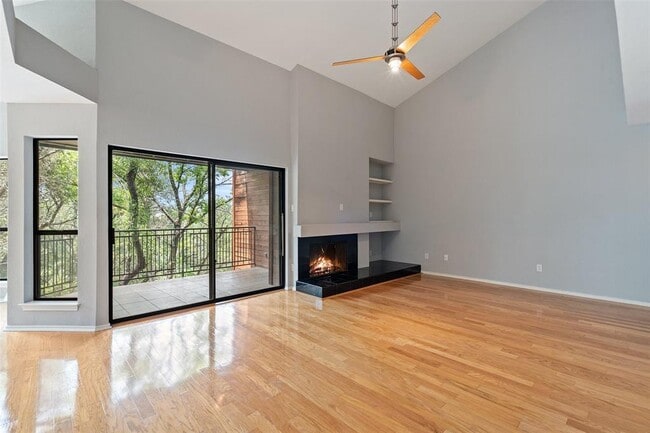 Foto del edificio - 4711 Spicewood Springs Rd