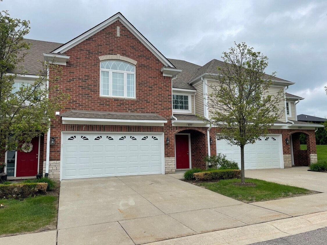 Foto principal - 3 Bedroom, 2 1/2 Bath, Townhouse w/ 2-Car ...
