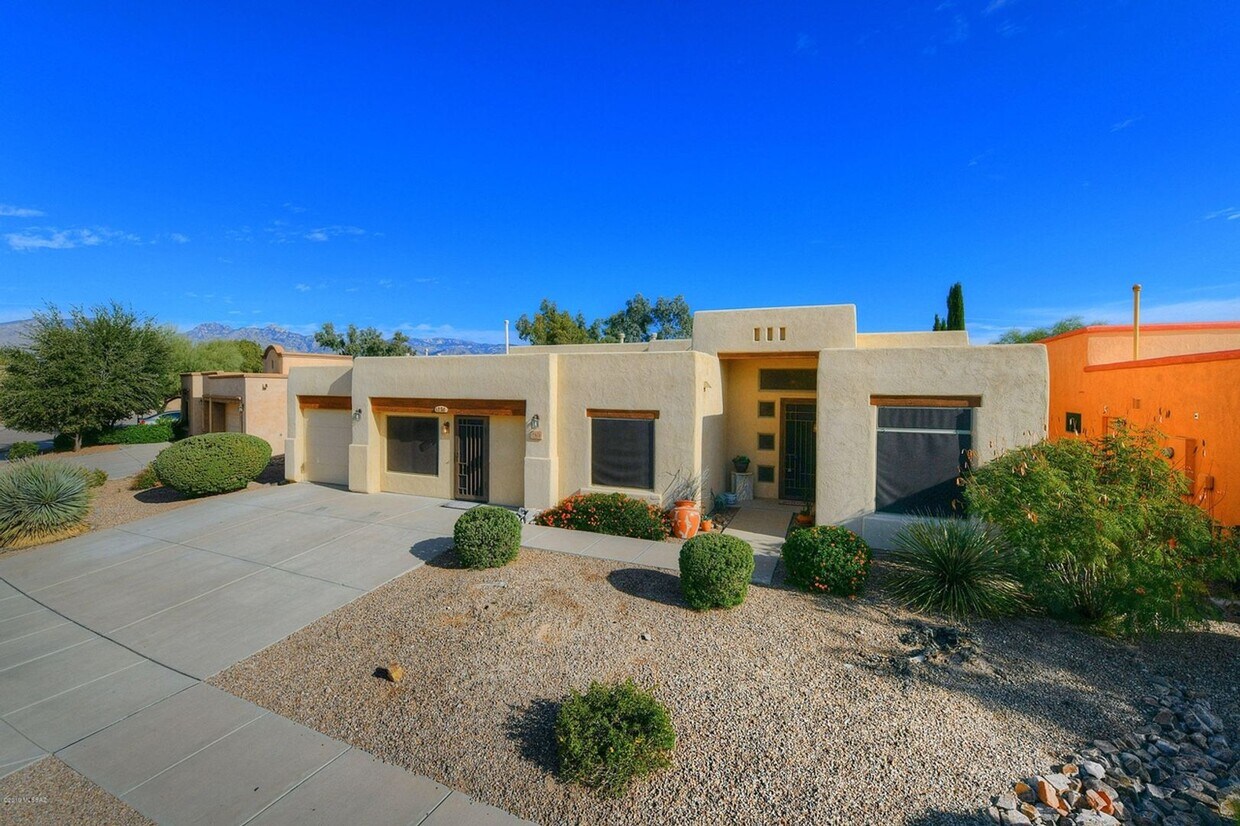 Primary Photo - 5 Bedroom 3 Bathroom