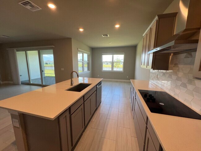 Foto del edificio - 6313 Cloverdale Ave