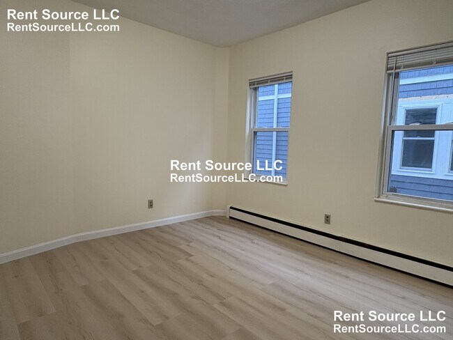 Foto del edificio - 17A Benton Rd.