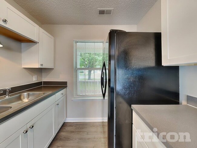 Building Photo - 11136 White Stag Dr