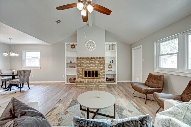 Foto del edificio - 5806 Chrystell Ln