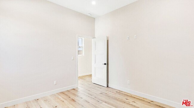 Foto del edificio - 16698 Moorpark St