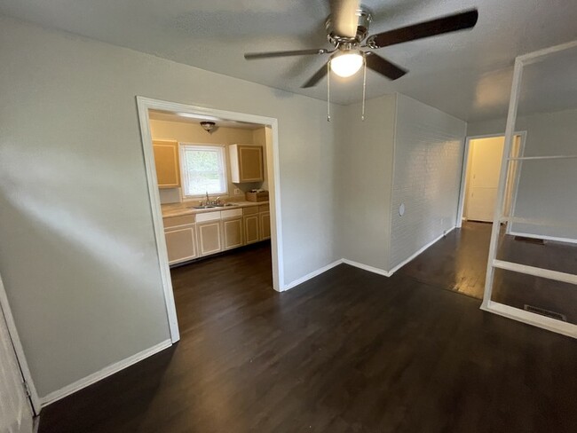 Building Photo - 3 bedroom 1 bathroom remodeled house avail...