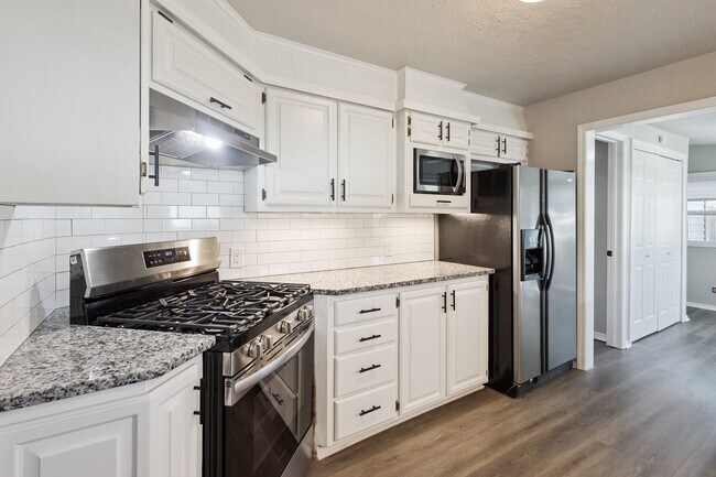 Foto del edificio - $500 Off The First Months Rent!! Location, Light & Lifestyle! 3-Bedroom Tulsa Beauty Near TU!