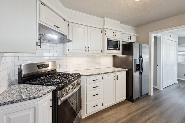 Building Photo - Location, Light & Lifestyle! 3-Bedroom Tul...