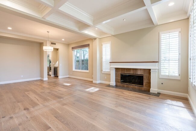 Building Photo - 6 Heather