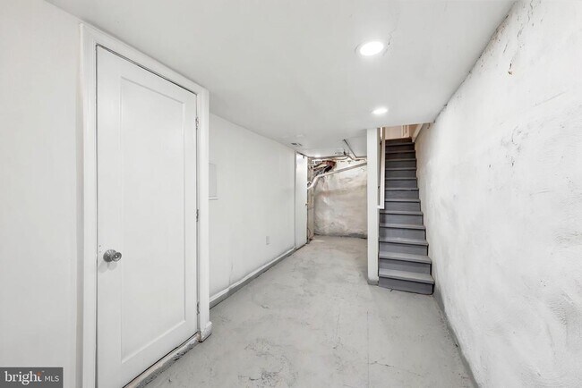Building Photo - 1506 S Bambrey St