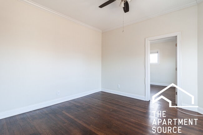 Building Photo - 923 W Waveland Ave