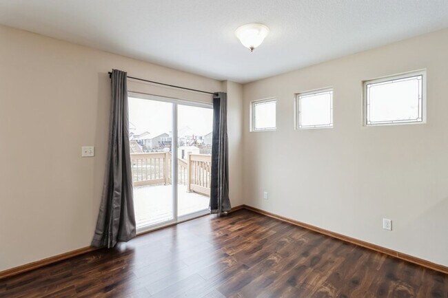 Building Photo - Commuter's Dream!!  3 Bedroom, 2.5 Bathroom Home in West Des Moines!