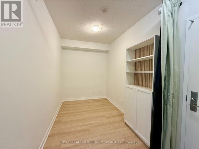 Building Photo - 126 Simcoe St