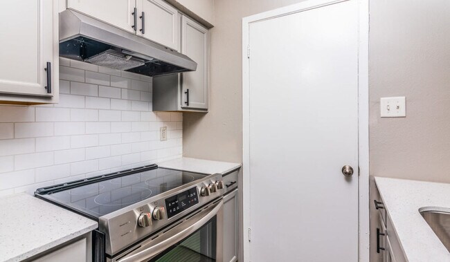 Foto del edificio - Athena Apartment Homes