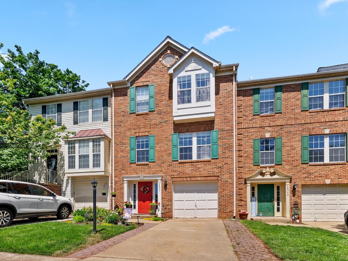 Foto principal - Elegant Colonial Townhome Living in Histor...